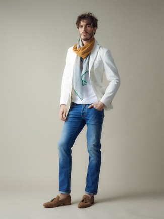 Quale mocassini con nappine indossare con jeans blu scuro: Mostra il tuo stile in un blazer bianco con jeans blu scuro per un look davvero alla moda. Scegli uno stile classico per le calzature e opta per un paio di mocassini con nappine.