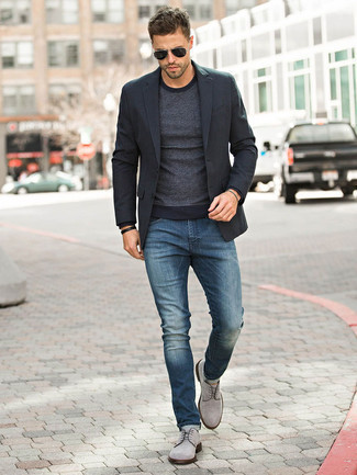 Quale maglione girocollo indossare con scarpe derby grigie quando fa caldo in modo smart-casual: Opta per un maglione girocollo e jeans blu scuro per un look trendy e alla mano. Scarpe derby grigie daranno lucentezza a un look discreto.