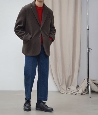 Look alla moda per uomo: Blazer di lana marrone scuro, Maglione girocollo rosso, Jeans blu, Scarpe derby in pelle nere