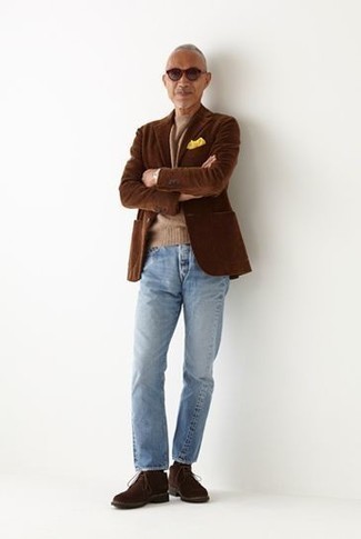 Quale chukka indossare con un blazer marrone per un uomo di 50 anni quando fa caldo: Opta per un blazer marrone e jeans azzurri per un drink dopo il lavoro. Chukka sono una splendida scelta per completare il look.