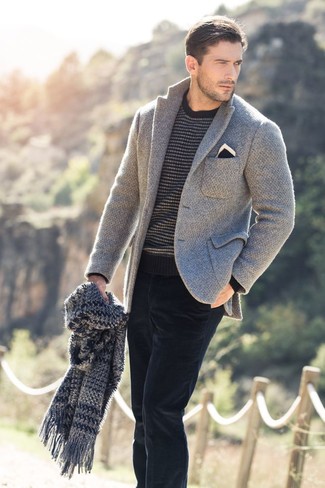 Quale maglione girocollo indossare con un blazer grigio scuro per un uomo di 30 anni: Punta su un blazer grigio scuro e un maglione girocollo se preferisci uno stile ordinato e alla moda.
