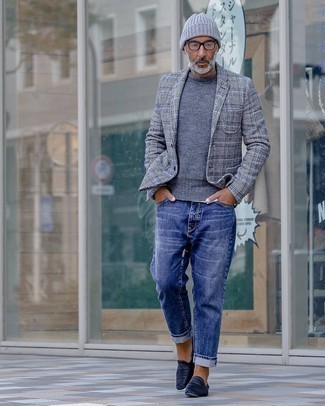 Come indossare e abbinare jeans blu scuro con un maglione girocollo grigio per un uomo di 50 anni quando fa caldo: Coniuga un maglione girocollo grigio con jeans blu scuro per un look spensierato e alla moda. Sfodera il gusto per le calzature di lusso e calza un paio di mocassini eleganti di velluto blu scuro.