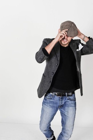 Come indossare e abbinare un blazer di lana grigio scuro in primavera 2025: Mostra il tuo stile in un blazer di lana grigio scuro con jeans blu per creare un look smart casual. Una splendida scelta per essere alla moda questa primavera!