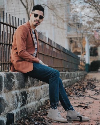 Quale blazer indossare con un maglione girocollo grigio in modo smart-casual: Indossa un blazer con un maglione girocollo grigio, perfetto per il lavoro. Per un look più rilassato, scegli un paio di chukka in pelle scamosciata beige.