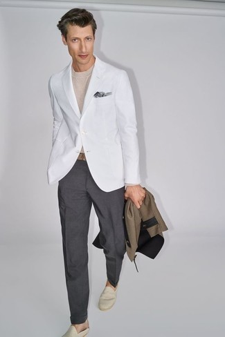 Come indossare e abbinare espadrillas: Potresti abbinare un blazer bianco con pantaloni eleganti grigio scuro per essere sofisticato e di classe. Se non vuoi essere troppo formale, scegli un paio di espadrillas come calzature.