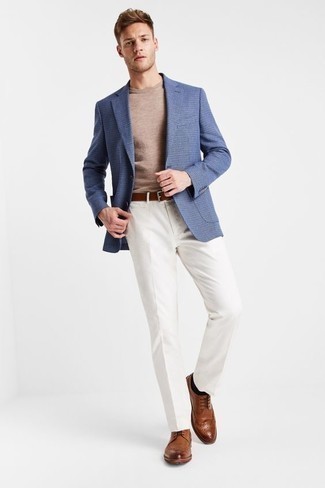 Quale scarpe brogue indossare con un blazer blu per un uomo di 30 anni in modo formale: Abbina un blazer blu con pantaloni eleganti bianchi per un look elegante e alla moda. Mettiti un paio di scarpe brogue per avere un aspetto più rilassato.