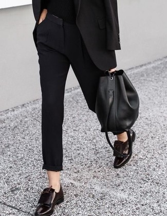 Quale maglione girocollo indossare con un blazer nero: Abbina un blazer nero con un maglione girocollo per essere casual. Mocassini eleganti in pelle con frange neri daranno lucentezza a un look discreto.