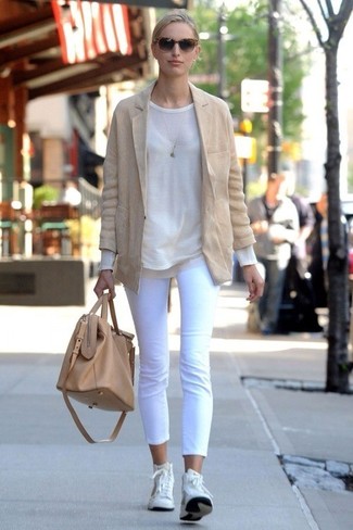 Look di Karolina Kurkova: Blazer marrone chiaro, Maglione girocollo bianco, Pinocchietti bianchi, Sneakers alte in pelle bianche