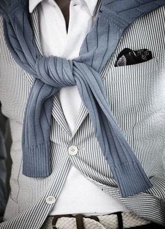 Come indossare e abbinare un blazer bianco e blu scuro per un uomo di 30 anni in autunno 2024: Prova a combinare un blazer bianco e blu scuro con un maglione girocollo a righe verticali grigio se preferisci uno stile ordinato e alla moda. È buona idea per tuo look autunnale!