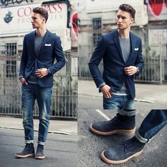 Look alla moda per uomo: Blazer blu scuro, Maglione girocollo grigio, T-shirt girocollo bianca, Jeans blu scuro