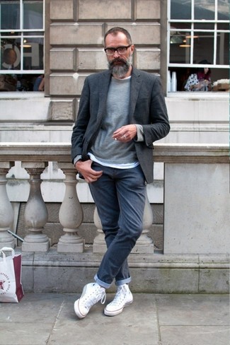 Quale blazer indossare con sneakers alte bianche per un uomo di 40 anni: Opta per un blazer e jeans grigio scuro se preferisci uno stile ordinato e alla moda. Mettiti un paio di sneakers alte bianche per avere un aspetto più rilassato.