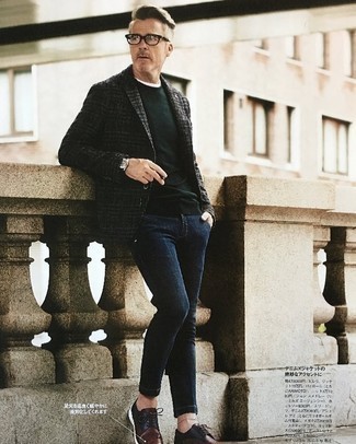 Quale jeans indossare con un blazer grigio scuro per un uomo di 50 anni in autunno 2024: Prova ad abbinare un blazer grigio scuro con jeans per un look spensierato e alla moda. Prova con un paio di scarpe brogue in pelle marrone scuro per dare un tocco classico al completo. Con questo look autunnale non si può mai sbagliare.