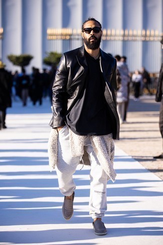 Look alla moda per uomo: Blazer in pelle nero, Maglione girocollo beige, T-shirt girocollo nera, Pantaloni sportivi grigi