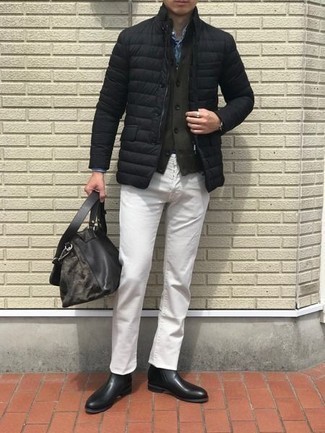 Quale stivali chelsea indossare con un blazer nero per un uomo di 30 anni: Mostra il tuo stile in un blazer nero con jeans bianchi per affrontare con facilità la tua giornata. Prova con un paio di stivali chelsea per dare un tocco classico al completo.