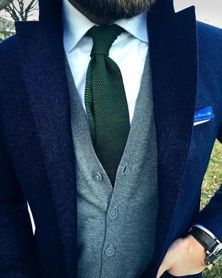 Come indossare e abbinare una cravatta lavorata a maglia verde scuro in modo formale: Indossa un blazer di lana blu scuro con una cravatta lavorata a maglia verde scuro per essere sofisticato e di classe.