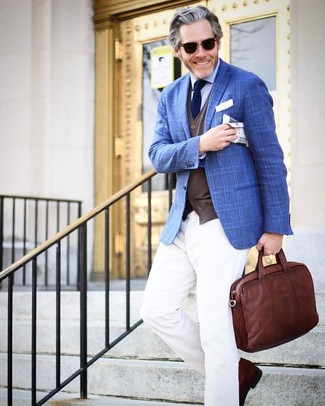 Come indossare e abbinare pantaloni bianchi e blu per un uomo di 40 anni in modo smart-casual: Prova ad abbinare un blazer scozzese blu con pantaloni bianchi e blu per essere elegante ma non troppo formale.