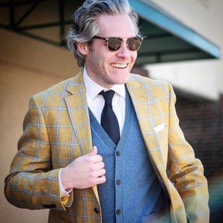 Come indossare e abbinare una camicia elegante con un blazer per un uomo di 40 anni: Scegli un outfit composto da un blazer e una camicia elegante come un vero gentiluomo.