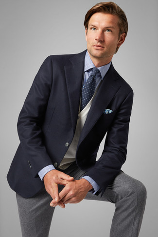 Come indossare e abbinare pantaloni eleganti di lana grigi in modo formale: Scegli un blazer blu scuro e pantaloni eleganti di lana grigi per una silhouette classica e raffinata