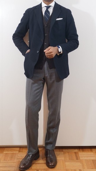 Come indossare e abbinare una cravatta a righe orizzontali blu scuro in modo formale: Punta su un blazer blu scuro e una cravatta a righe orizzontali blu scuro come un vero gentiluomo. Un paio di scarpe oxford in pelle marrone scuro si abbina alla perfezione a una grande varietà di outfit.