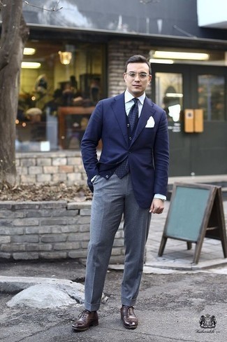 Quale blazer indossare con scarpe brogue marroni: Scegli uno stile classico in un blazer e pantaloni eleganti grigi. Scarpe brogue marroni daranno una nuova dimensione a un look altrimenti classico.