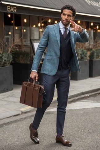 Come indossare e abbinare calzini viola in modo formale: Opta per un blazer azzurro e calzini viola per un look comfy-casual. Scegli uno stile classico per le calzature e mettiti un paio di scarpe oxford in pelle marroni.