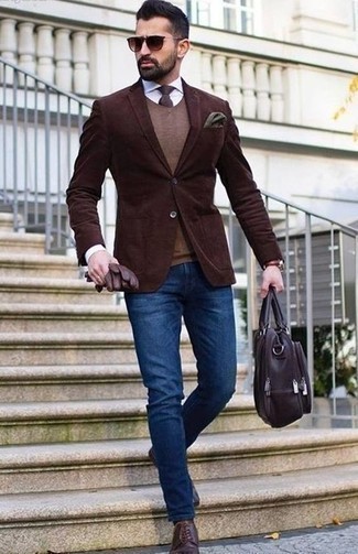 Come indossare e abbinare scarpe derby in pelle viola: Coniuga un blazer di velluto a coste marrone scuro con jeans blu se cerchi uno stile ordinato e alla moda. Sfodera il gusto per le calzature di lusso e opta per un paio di scarpe derby in pelle viola.