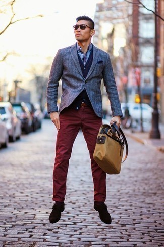 Come indossare e abbinare una borsa marrone chiaro: Abbina un blazer di lana blu con una borsa marrone chiaro per un look comfy-casual. Opta per un paio di scarpe monk in pelle scamosciata marrone scuro per un tocco virile.