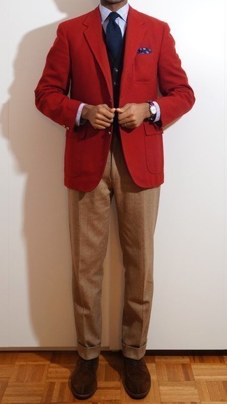 Quale camicia elegante indossare con un blazer rosso per un uomo di 30 anni: Opta per un blazer rosso e una camicia elegante per un look elegante ma non troppo appariscente. Scarpe derby in pelle scamosciata marrone scuro sono una buona scelta per completare il look.