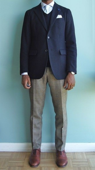 Quale scarpe oxford indossare con pantaloni eleganti grigi per un uomo di 30 anni in modo formale: Potresti indossare un blazer blu scuro e pantaloni eleganti grigi per un look elegante e alla moda. Ispirati all'eleganza di Luca Argentero e completa il tuo look con un paio di scarpe oxford.