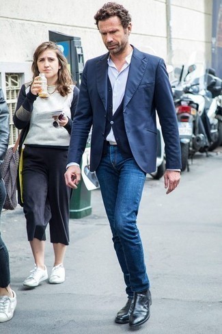 Come indossare e abbinare stivali in pelle neri per un uomo di 40 anni: Potresti abbinare un blazer blu scuro con jeans blu, perfetto per il lavoro. Stivali in pelle neri sono una buona scelta per completare il look.