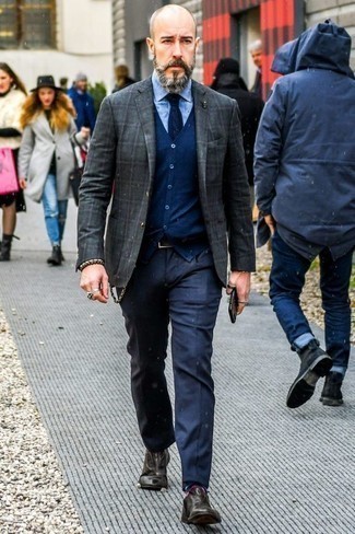 Come indossare e abbinare un blazer scozzese grigio per un uomo di 50 anni quando fa caldo: Indossa un blazer scozzese grigio con pantaloni eleganti blu scuro per essere sofisticato e di classe. Opta per un paio di scarpe oxford in pelle grigio scuro per mettere in mostra il tuo gusto per le scarpe di alta moda.