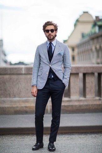 Come indossare e abbinare un blazer a quadri: Vestiti con un blazer a quadri e pantaloni eleganti blu scuro per essere sofisticato e di classe. Perfeziona questo look con un paio di mocassini con nappine in pelle neri.