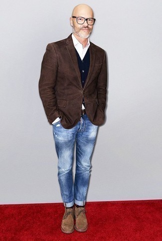 Come indossare e abbinare jeans con chukka per un uomo di 50 anni: Abbina un blazer marrone scuro con jeans per un look trendy e alla mano. Chukka sono una splendida scelta per completare il look.