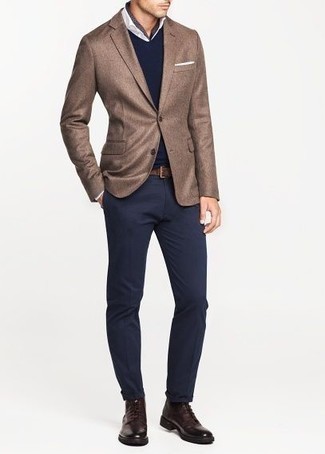 Quale blazer indossare con stivali casual marroni quando fa caldo: Coniuga un blazer con chino blu scuro per un drink dopo il lavoro. Stivali casual marroni sono una valida scelta per completare il look.