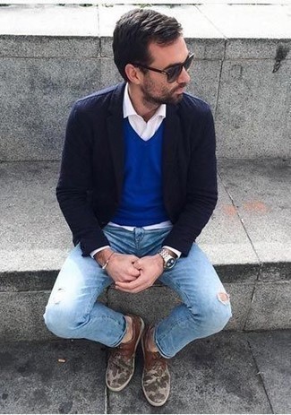 Come indossare e abbinare jeans strappati azzurri per un uomo di 30 anni in autunno 2024: Indossa un blazer blu scuro e jeans strappati azzurri per un look raffinato per il tempo libero. Rifinisci il completo con un paio di scarpe derby di tela marrone chiaro. È stupenda idea per per vestirsi con stile durante la stagione autunnale!