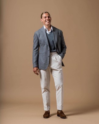 Come indossare e abbinare un blazer grigio scuro per un uomo di 30 anni: Prova a combinare un blazer grigio scuro con pantaloni eleganti bianchi come un vero gentiluomo. Mocassini eleganti in pelle scamosciata marroni sono una eccellente scelta per completare il look.