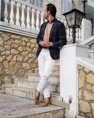 Come indossare e abbinare una camicia elegante con jeans quando fa caldo in modo smart-casual: Opta per una camicia elegante e jeans per un look da sfoggiare sul lavoro. Se non vuoi essere troppo formale, mettiti un paio di scarpe da barca in pelle scamosciata marrone chiaro.