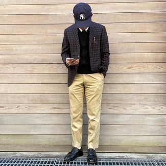 Quale pantaloni eleganti indossare con scarpe derby nere quando fa caldo: Opta per un blazer scozzese blu scuro e pantaloni eleganti come un vero gentiluomo. Scarpe derby nere sono una splendida scelta per completare il look.