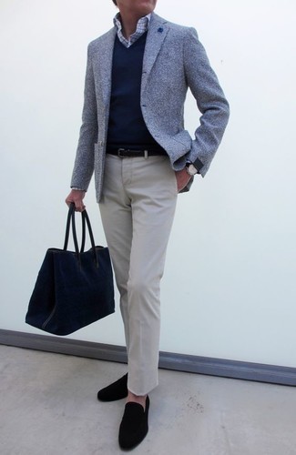 Come indossare e abbinare un blazer azzurro per un uomo di 50 anni in modo smart-casual: Scegli un blazer azzurro e chino beige, perfetto per il lavoro. Mettiti un paio di mocassini eleganti in pelle scamosciata neri per un tocco virile.