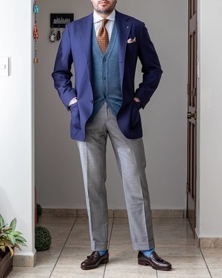 Come indossare e abbinare un maglione blu: Prova a combinare un maglione blu con pantaloni eleganti grigi per un look elegante e alla moda. Scegli uno stile classico per le calzature e scegli un paio di mocassini con nappine in pelle marrone scuro come calzature.