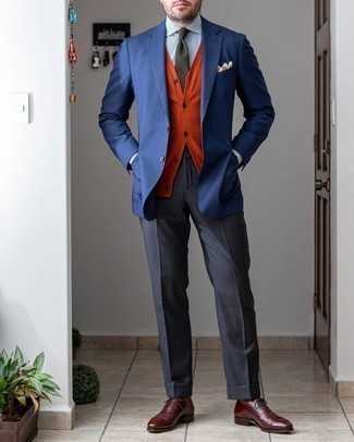 Come indossare e abbinare calzini arancioni: Scegli un blazer blu scuro e calzini arancioni per una sensazione di semplicità e spensieratezza. Scegli un paio di scarpe oxford in pelle bordeaux come calzature per un tocco virile.