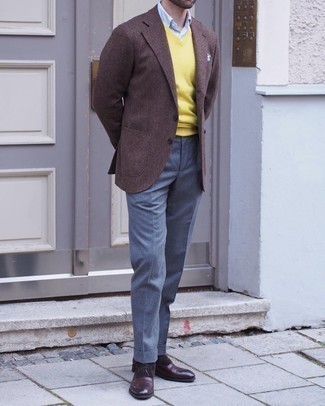 Come indossare e abbinare un maglione senza maniche giallo: Prova a combinare un maglione senza maniche giallo con pantaloni eleganti grigi come un vero gentiluomo. Stivali eleganti in pelle marrone scuro sono una eccellente scelta per completare il look.