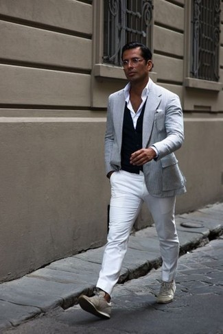 Quale camicia elegante indossare con chino bianchi per un uomo di 30 anni: Indossa una camicia elegante e chino bianchi se preferisci uno stile ordinato e alla moda. Prova con un paio di scarpe sportive beige per avere un aspetto più rilassato.