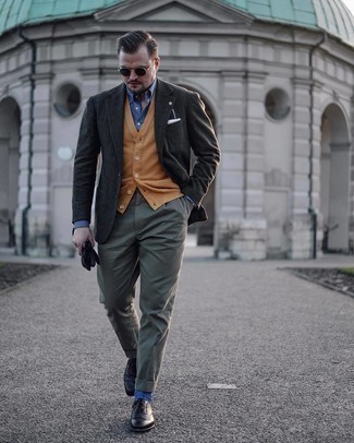 Come indossare e abbinare un blazer verde scuro per un uomo di 30 anni: Scegli un blazer verde scuro e pantaloni eleganti verde oliva per un look elegante e di classe. Se non vuoi essere troppo formale, opta per un paio di scarpe brogue in pelle nere.