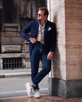 Quale jeans indossare con un blazer blu scuro in autunno 2024: Mostra il tuo stile in un blazer blu scuro con jeans per un abbigliamento elegante ma casual. Non vuoi calcare troppo la mano con le scarpe? Scegli un paio di sneakers basse in pelle bianche come calzature per la giornata. Una magnifica idea per essere cool e elegantemente alla moda anche in autunno.