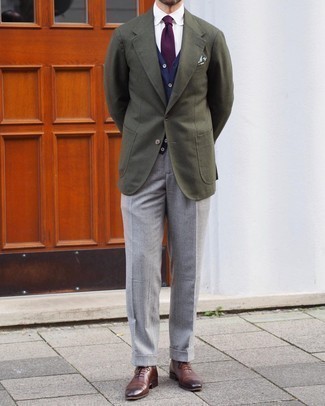 Come indossare e abbinare un blazer con scarpe oxford: Scegli un outfit composto da un blazer e pantaloni eleganti grigi per un look elegante e di classe. Completa questo look con un paio di scarpe oxford.