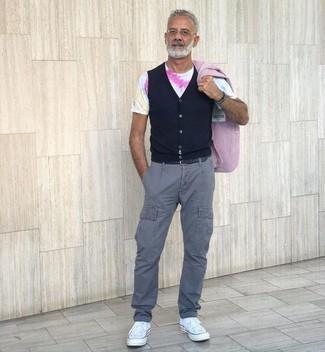 Come indossare e abbinare una cintura grigia per un uomo di 50 anni: Punta su un blazer rosa e una cintura grigia per un look perfetto per il weekend. Questo outfit si abbina perfettamente a un paio di sneakers alte di tela bianche.