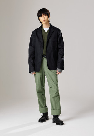 Quale chukka indossare con chino verde scuro: Scegli un blazer di cotone nero e chino verde scuro, perfetto per il lavoro. Questo outfit si abbina perfettamente a un paio di chukka.
