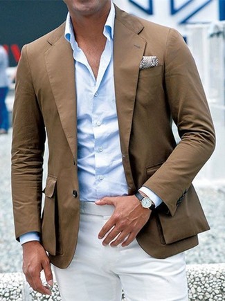 Come indossare e abbinare pantaloni eleganti bianchi per un uomo di 30 anni in estate 2024 in modo formale: L'abbinamento di un blazer marrone e pantaloni eleganti bianchi ti donerà un aspetto forte e sicuro. È stupenda idea per un look estivo!