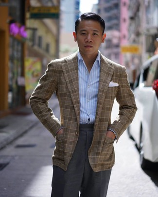 Come indossare e abbinare un blazer terracotta per un uomo di 30 anni quando fa caldo in modo smart-casual: Coniuga un blazer terracotta con pantaloni eleganti grigio scuro per un look elegante e di classe.